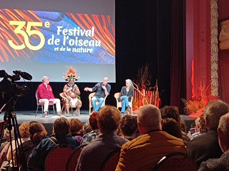 Projection-rencontre avec le chef papou Mundiya Kepanga